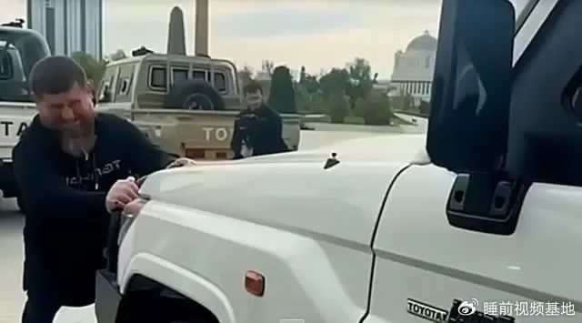 » 7. 车臣领导人卡德罗夫徒手推车自证健康  最近有关俄罗斯车臣地区领导人拉姆赞·卡德罗夫健康状况不佳的传闻此起彼伏，此前他在参加俄罗斯总统弗拉基米尔·普京的就职典礼时就因让助手帮忙脱外套，而被西方媒体解读为“健康状况堪忧，连脱件外套都需要两个人帮忙”