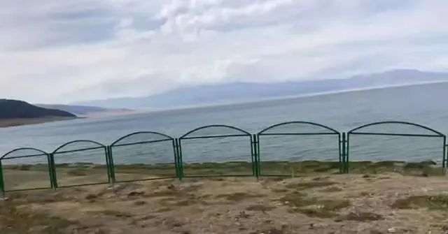 » 2. 围墙挡景，“严禁偷窥祖国大好河山”？近日，一则关于云南省迪庆州德钦县梅里雪山国家公园附近214国道旁修建围墙的新闻引起了争议