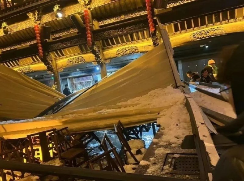 » 9、张家界“七十二奇楼”一茶馆棚顶坍塌：收治入院5人，另有留观17人湖南张家界永定区官方微信公号2月4日通报：3日21时许，永定区七十二奇楼内一茶馆因遭遇暴雪冻雨、收折关闭雨阳棚时发生棚顶坍塌，造成部分人员受伤