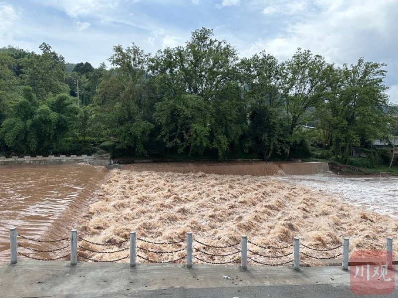 » 10. 游客在四川雅安河边拍照 河水突涨淹死7人8月9日上午10时许，四川省雅安市雨城区北郊镇陇西河上游涨水，涉水人员十余人，目前7人遇难、4人获救，当地公安、消防等部门持续开展搜救