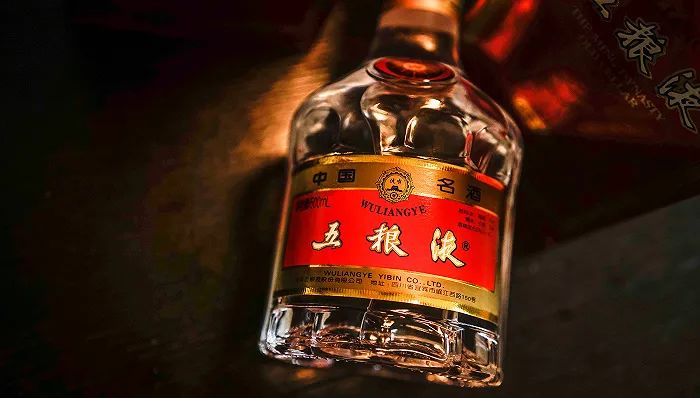 » 1、茅台提价，泸州老窖跟进，高端白酒会集体涨价吗？白酒第一股茅台涨价，带动白酒企业跟进调价