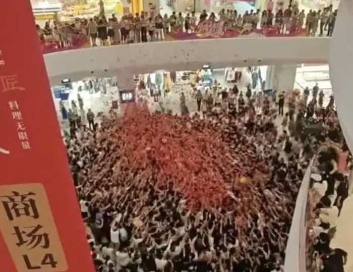 » 2、三亚大悦城高空撒红包 拥挤致顾客摔倒受伤近日，有媒体报道称，海南三亚大悦城商场于10月3日举办“天降红包雨”活动，因现场严重拥挤，有人被推倒受伤