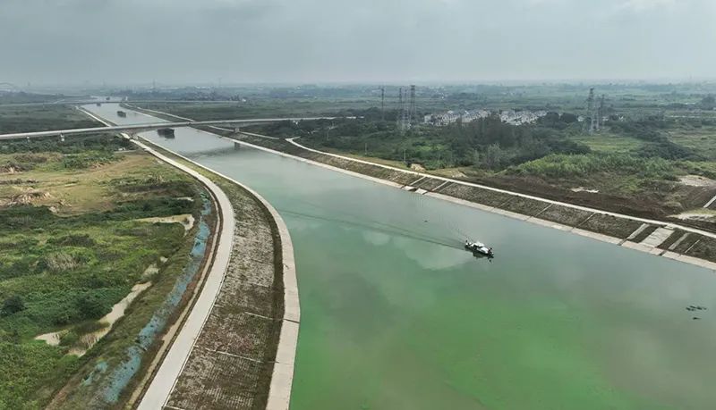 » 2. 引江济淮一期全线贯通 长三角地区形成“井”字形航道9月16日，安徽省引江济淮集团有限公司在枞阳引江枢纽工程举行菜子湖线航道开通试运行仪式，这标志着连通长江与淮河的江淮运河航道全线开通试运行，长三角地区形成“井”字形干线航道主骨架