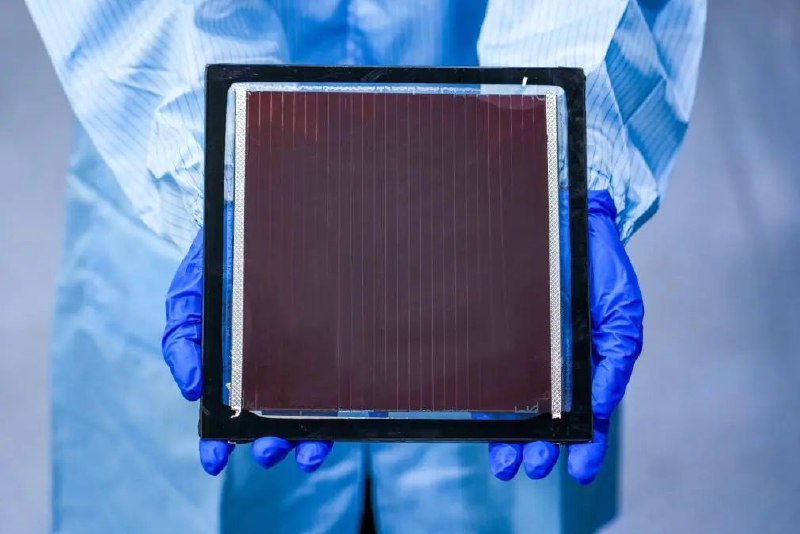 » 1. 中国加拿大联合解决钙钛矿光伏发电稳定性问题针对钙钛矿太阳能电池高温工作条件下运行稳定性差这一领域难题，南开大学化学学院教授袁明鉴与加拿大多伦多大学教授Edward H. Sargent合作展开深入研究，成功制备出兼具高能量转换效率与高运行稳定性的钙钛矿太阳能电池器件，标志新一代光伏技术取得重大突破