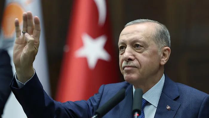 » 4、北约峰会前最后时刻，埃尔多安终于同意瑞典加入北约北约秘书长斯托尔滕贝格周一表示，土耳其总统埃尔多安已经同意瑞典加入北约的申请，为该军事联盟的进一步扩张铺平了道路