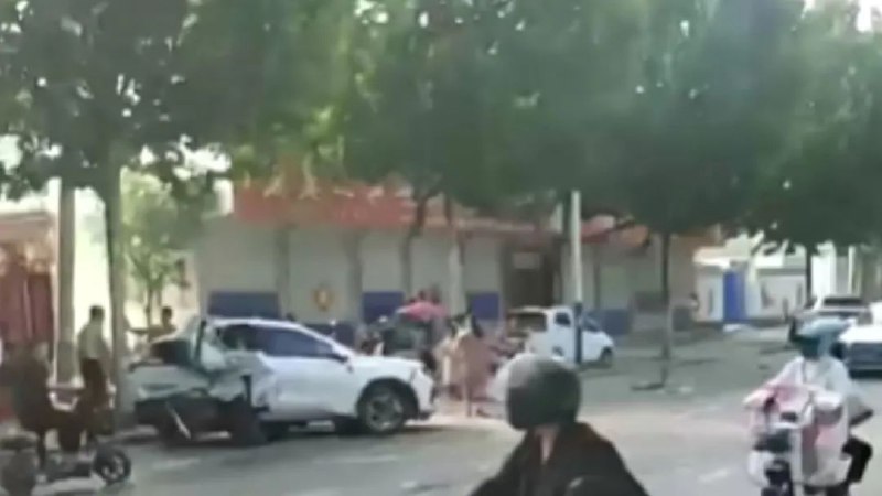 » 8、山东新泰：一辆轿车与多车相撞造成2死7伤8月4日8时许，山东新泰汶南镇沈汶路南辰村路段发生一起交通事故，造成2人死亡、7人受伤