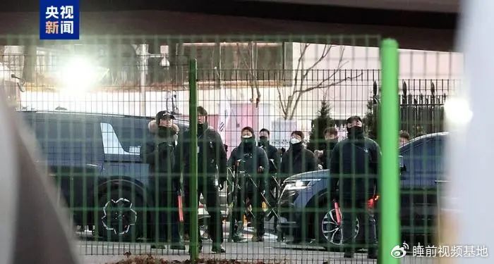 » 3、韩国地方法院发起逮捕尹锡悦行动 失败2024年12月31日，韩国首尔西部地方法院以涉嫌发动内乱和滥用职权为由对尹锡悦发布逮捕令，同时发布了对总统官邸的搜查令