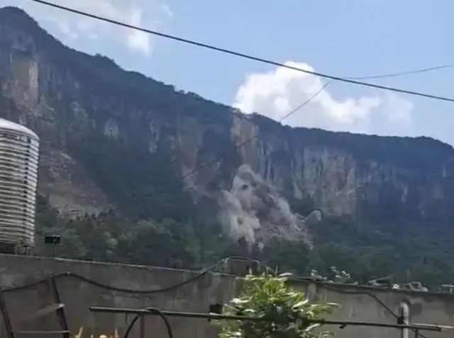 » 13. 贵州毕节突发山体崩塌巨大岩石滚落，所幸暂无人员伤亡6月20日，贵州毕节突发山体崩塌，巨大岩石成片倒下，目前暂未有人员受伤消息
