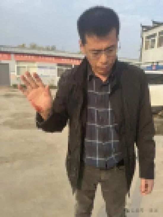 » 3、 新华社《经济参考报》调查记者在安肥工地采访时被攻击11月14日下午，有知情人士爆料，在安徽合新高铁中铁七局施工现场，新华社《经济参考报》调查记者王文志、程子龙遭遇袭击，除了记者手机被抢夺外，王文志本人右手受伤