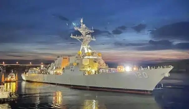 » 12. 美海军第70艘“伯克”级驱逐舰入列美国海军最新一艘军舰——“卡尔·莱文”号驱逐舰——24日上午在巴尔的摩市入列