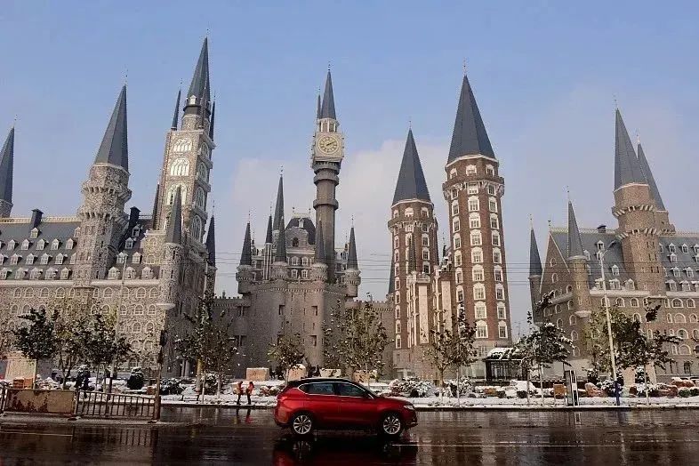 » 8. 河北美院卷入巨额民间借贷可能停业 曾因欧式城堡出名河北美院向经济观察网确认，2024年5月以来，因卷入民间借贷，河北省新乐市人民法院已经对河北美院下发多份执行裁定书，经过初步测算，执行总金额预计在3.6亿元左右