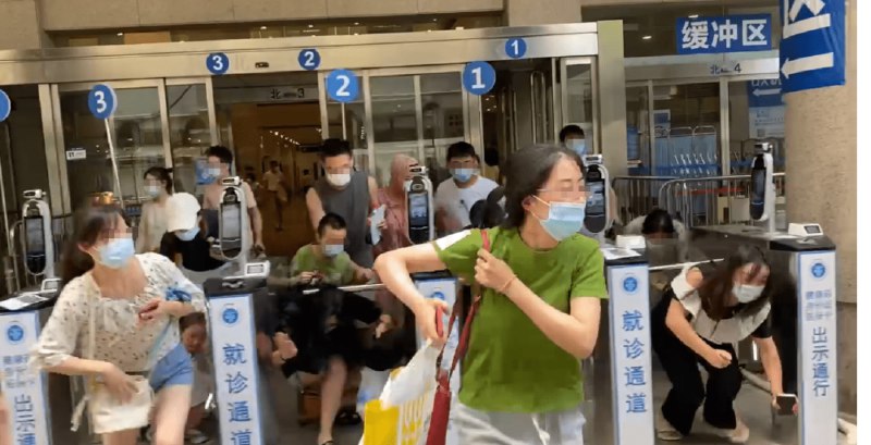 10. 上海：一男子在瑞金医院持刀劫持群众被民警击伤制服，4人受伤7月9日11时30分许，黄浦公安分局接110报警称：瑞金医院内有人持刀伤人