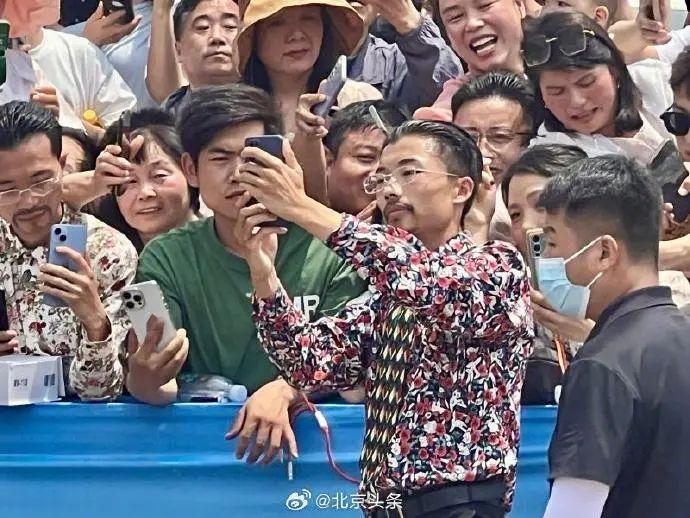 » 6. 郭有才直播导致菏泽南站拥堵 被迫停播3天5月22日中午，山东菏泽现象级网红郭有才宣布停播两三天去“学习学习”