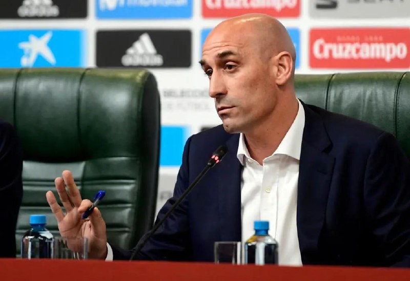 » 15. 强吻女运动员，国际足联暂停西班牙足协主席参加国际活动国际足联纪律委员会26日宣布，对近日引发舆论风暴的西班牙足协主席鲁比亚莱斯暂时“禁足”