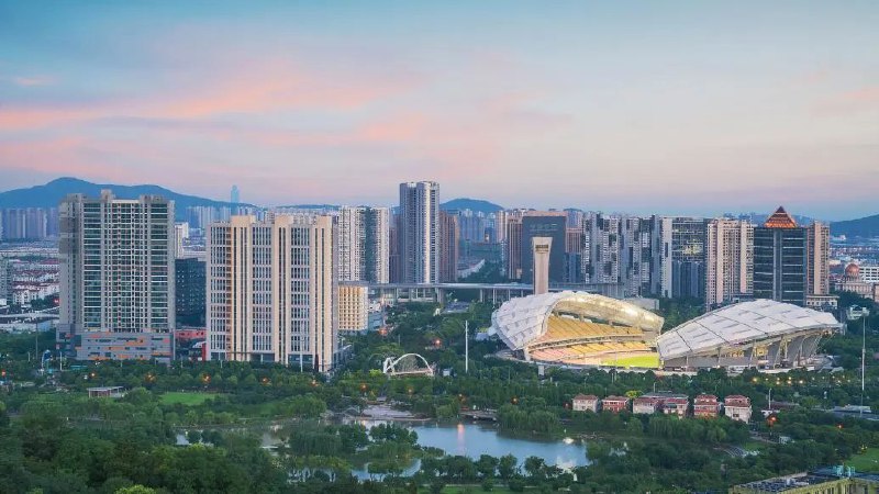 » 2. 县级市江阴预计gdp突破5000亿元  另一个5000亿县是昆山据无锡“江南晚报”官方公众号，1月6日开幕的无锡江阴市十八届人大四次会议透露：2024年江阴市地区生产总值预计突破5000亿元