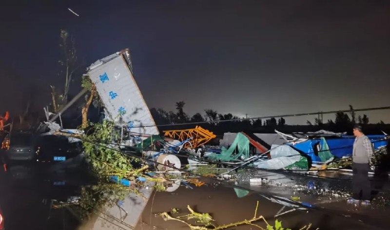 » 3、山东菏泽龙卷风5人死亡 2820间房屋受损山东省菏泽市应急管理局今天发布情况通报，7月5日下午，受高空槽和副热带高压边缘西南暖湿气流影响，菏泽市东明县、鄄城县等地突发强对流龙卷风自然灾害，造成88人受伤，其中5人经抢救无效死亡