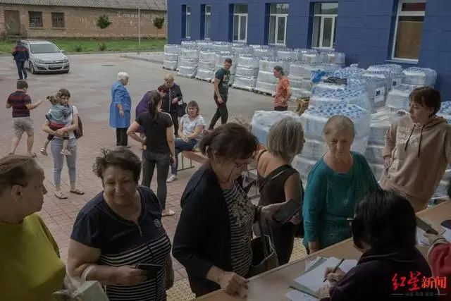 » 8. 乌大坝被炸引发洪灾后，乌媒称俄军内部爆发霍乱 俄官员：或与美生物实验室有关乌克兰媒体在报道中称，洪灾造成俄军饮水污染，驻扎赫尔松地区的俄军内部疑似爆发了霍乱疫情