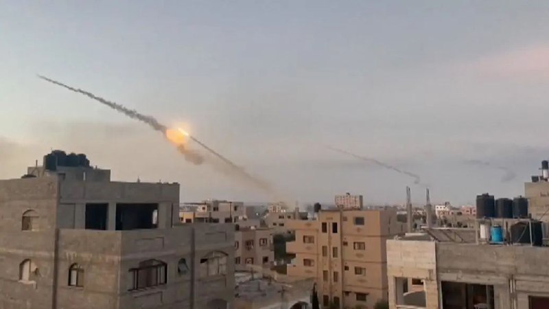 » 2、巴以冲突升级 以军将军事行动命名为“铁剑”根据以色列当地媒体消息，自当地时间7日清晨起，有大约2200枚火箭弹从加沙地带发射至以色列境内，并且加沙地带巴勒斯坦武装人员从至少7个地点潜入以色列境内，并与以军发生交火