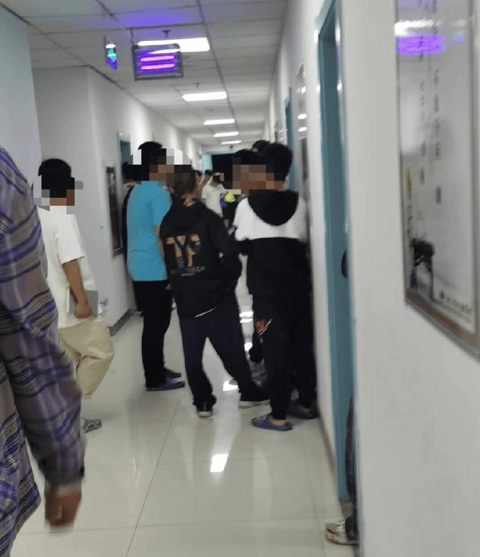 » 8. 兰州回应“两老师深夜围殴学生”：已成立调查组9月30日晚，甘肃省兰州市教育局官方微博通报，就网上反映“两老师深夜围殴学生”的情况，兰州市政府立即召开会议，责成市教育局、市公安局、七里河区政府组成调查组进驻兰州学府致远学校进行调查