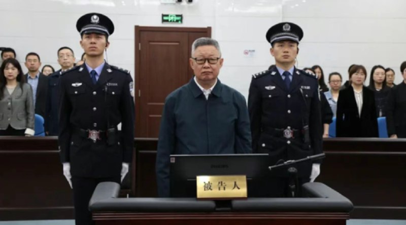 » 10、受贿4.49亿 内蒙古前副主席王波判死缓10月14日，湖北省宜昌市中级人民法院一审公开宣判内蒙古自治区人大常委会原党组副书记、副主任王波受贿一案，对被告人王波以受贿罪判处死刑，缓期二年执行，剥夺政治权利终身，并处没收个人全部财产，在其死刑缓期执行二年期满依法减为无期徒刑后，终身监禁，不得减刑、假释；对追缴在案的王波犯罪所得财物及孳息依法上缴国库，不足部分继续追缴