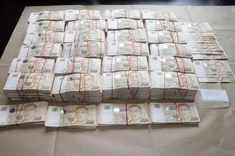 » 10. 新加坡破获巨大洗钱案 10人被捕均持中国护照8月16日，新加坡警方公布，以涉嫌洗钱和伪造文件等罪名逮捕了10名外国人，被捕人士怀疑是海外涉及诈骗和线上赌博活动的有组织犯罪团伙成员，涉嫌在新加坡参与洗黑钱