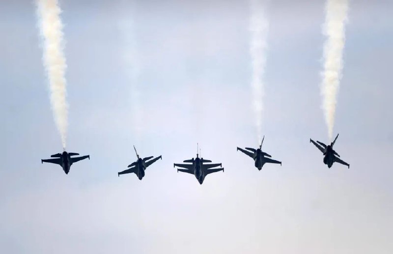 » 12、印尼购买土耳其48架“可汗”战机新华社北京7月29日电 印度尼西亚国防部29日宣布，印尼已与土耳其签订合同，向土方购买48架“可汗”战机