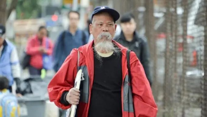 » 11. 香港古思尧被判刑9个月据香港大公文汇网16日报道，乱港组织“社民连”成员古思尧，去年12月在香港区议会选举前，预告会到选举事务处抗议，并展示反对2023年区议会选举标语，在出发前被拘捕