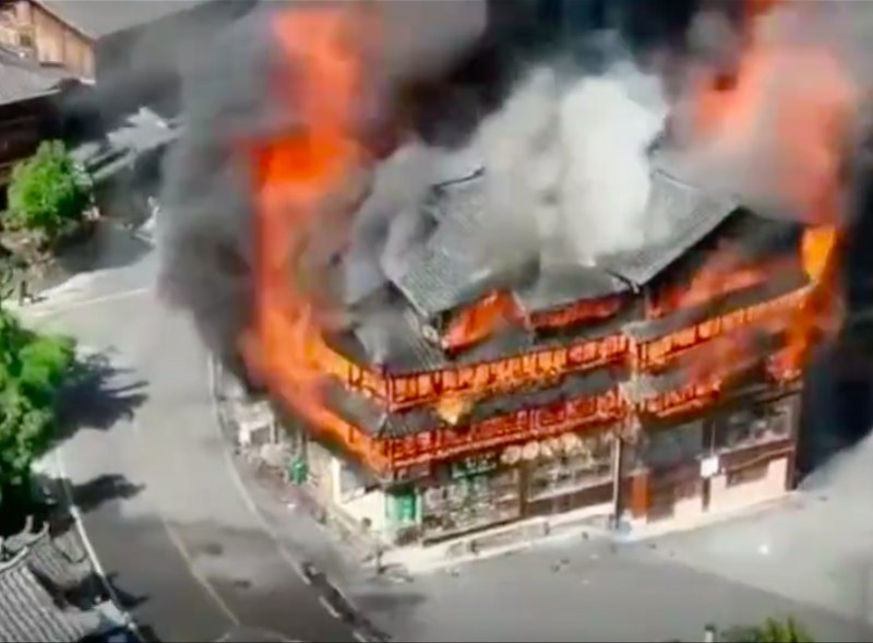 » 8、贵州千户苗寨突发火灾致2死6伤7月10日上午，贵州西江千户苗寨发生火灾，引发关注