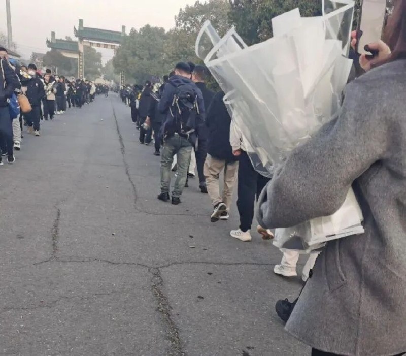 » 6、至少数千人在苏州送别张雪峰遗体2026 年 3 月 28 日清晨，天还没完全亮，苏州殡仪馆外就已经排起了千米长队