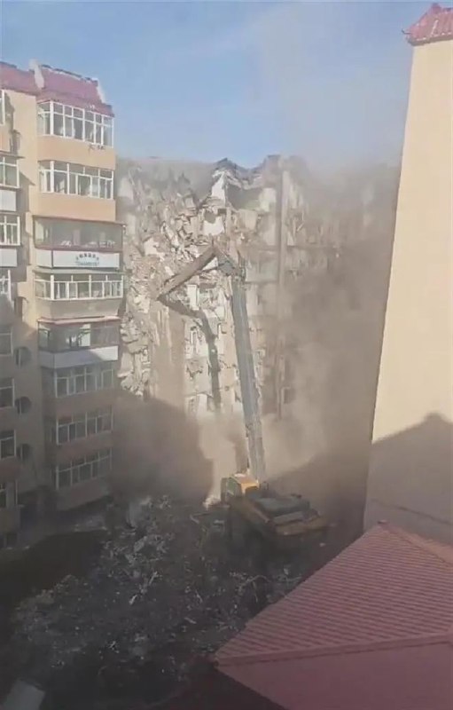 » 5. 哈尔滨一居民楼严重开裂倾斜  两年前被鉴定D级危楼4月27日，黑龙江哈尔滨道里区康安小区10号楼出现楼体开裂、倾斜