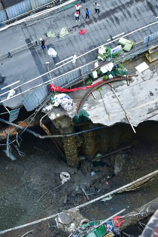 » 7. 成都地铁在建工程塌陷  附近住宅楼居民撤离6月21日凌晨3时50分，成都在建地铁13号线锦里西路附近路面坍塌