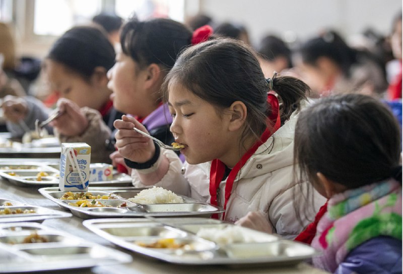 » 4. 审计披露多地挪用农村学生营养餐补助 用于偿还政府债务农村学生营养餐补助被挪用于偿还政府债务、基层“三保”等支出，供餐单位违规经营，偷工减料、以次充好供餐，餐食采购招标和供餐监管过程中权力寻租……国务院审计工作报告披露，国家农村义务教育学生营养改善计划专项执行中存在诸多问题