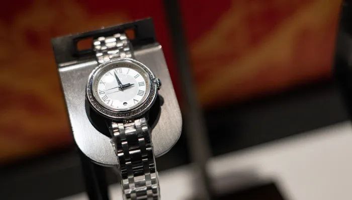 » 1. 出口暴跌，40家瑞士手表企业要求降薪减产根据瑞士媒体《新苏黎世报》报道，约有40家制表行业相关公司向瑞士汝拉州政府提出缩短工时申请