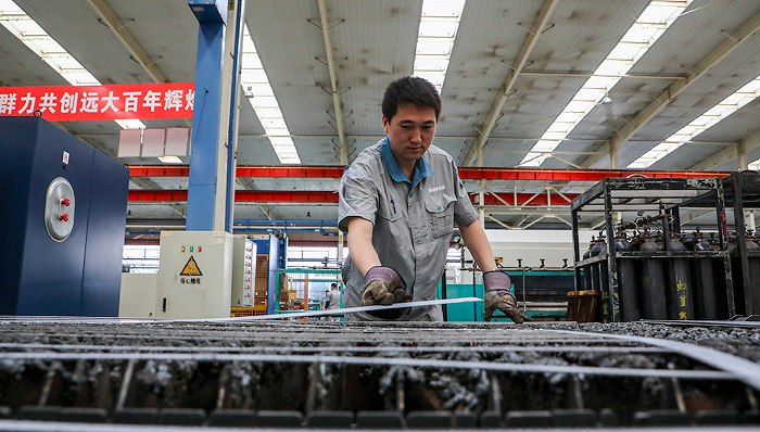 » 3、国家发展改革委设立民营经济发展局国家发展和改革委员会副主任丛亮周一表示，结合当前民营经济发展面临的形势和民营经济工作现状，近日，中央编办正式批复在发改委内部设立民营经济发展局，作为促进民营经济发展壮大的专门机构，加强相关领域政策统筹协调，推动各项重大举措早落地、早见效