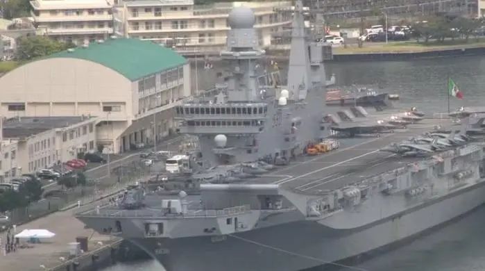 » 1. 意大利“加富尔”号航母首次停靠日本8月22日，意大利“加富尔”号航母首次停靠日本