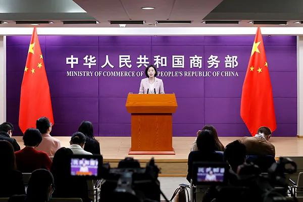 » 7、商务部确认美国阻止荷兰对华出口光刻机1月11日，商务部举行的例行新闻发布会上媒体提问称，本月初，荷兰光刻机生产企业阿斯麦被荷兰政府取消部分出口许可，有些光刻机系统无法向中国企业提供，请问商务部对此有何回应？是否了解到行业是否受到影响？商务部新闻发言人束珏婷表示，我们高度关注美方直接介入干扰荷兰企业对华出口光刻机问题