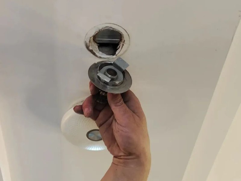 » 5、太原一酒店所有消防喷淋头未联通管道 消防栓连自来水管酒店里所有房间的消防喷淋头都是摆设，喷淋头没有连接任何消防管道，火灾发生时这些喷淋头将起不到任何喷水灭火作用