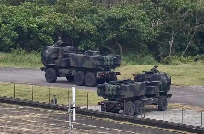 » 9、台军首次实弹试射“海马斯”让台湾当局望眼欲穿的美制“海马斯”火箭炮，在12日台军举行的“雷霆”演习中亮相，并进行了首次实弹射击