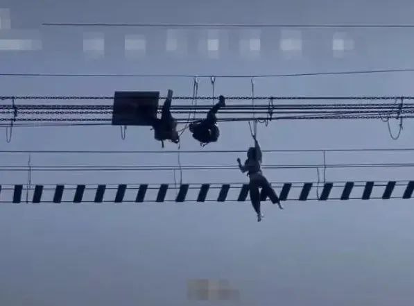 » 4. 洛阳景区钢索桥翻转 游客悬吊空中2月13日，网传洛阳市新安县龙潭大峡谷景区内钢索桥上发生侧翻，多名游客倒挂空中