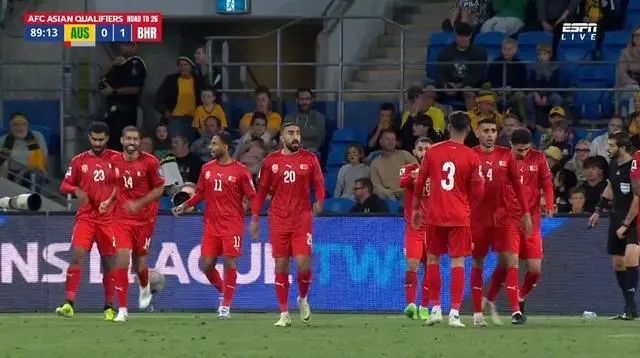 » 8. 人民日报 0:7之后 该向巴林队学什么就在中国队惨败之前，同组的第四档球队巴林队在客场1∶0击败小组第二档球队澳大利亚队，爆出了一大冷门