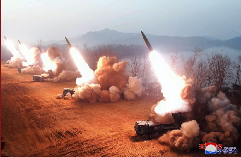 » 9. 六弹齐发：朝鲜首次公开新型战术弹道导弹齐射训练照片朝中社3月10日报道，朝鲜最高领导人金正恩9日对承担朝鲜人民军西部前线重要作战任务的火星炮兵部队进行了视察，观摩了火力袭击训练