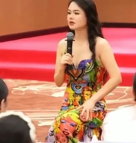 » 4、性商学院“黑白颠周媛”被立案调查，市场监管、公安、文化多部门联合查封连日来，自称为“中国性商第一人”的网红周媛，因其教授女性吸引男性课程遭封禁风波，持续发酵