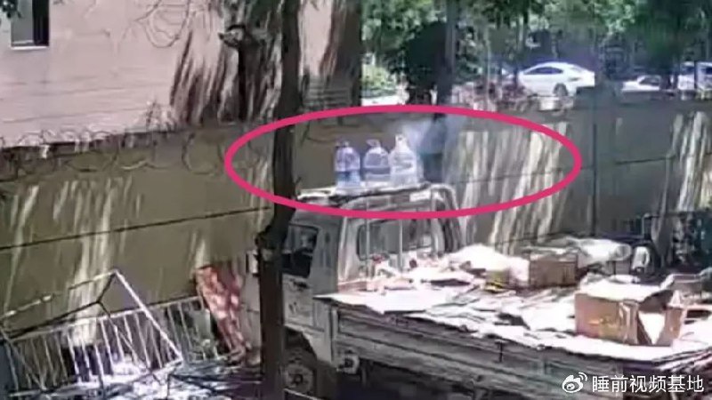 » 5、北京桶装水聚光点燃废纸 引发火灾近日，北京大兴区一居民小区内，一辆停在垃圾分类处的货车突然起火