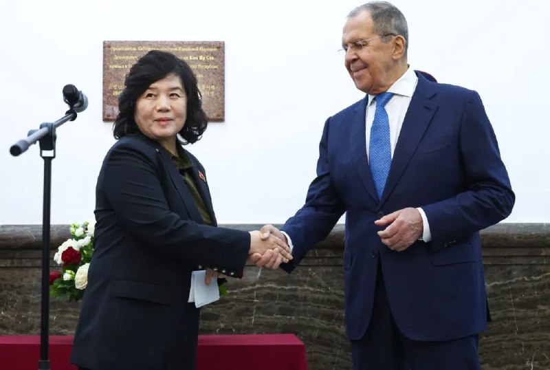 » 5、 朝鲜外务相：“毫不怀疑俄会取得胜利”据央视新闻报道，朝中社11月2日发布了朝鲜外务相崔善姬和俄罗斯外长拉夫罗夫1日举行战略对话的公报