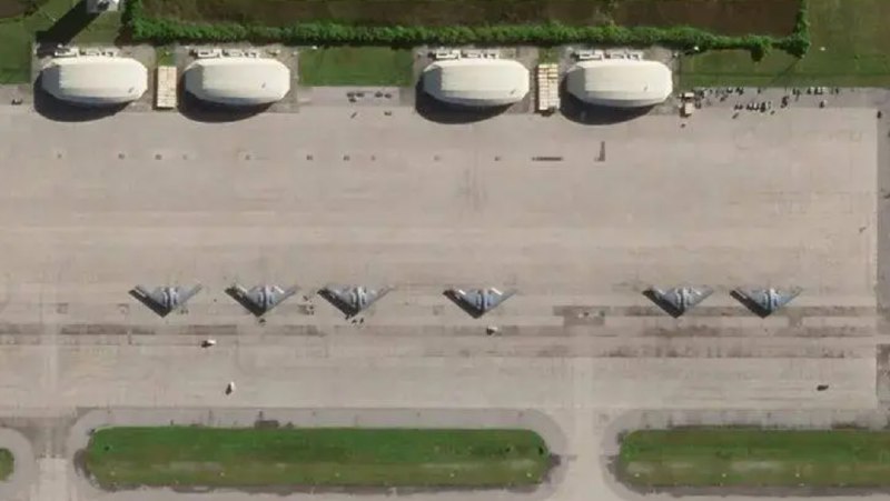 » 3. 美国确认B2轰炸机正在轰炸也门也门胡塞武装方面称，当地时间4月5日晚到4月6日凌晨，美军对也门萨达省萨达市西部、卡马兰岛等地进行多次空袭，造成多人死伤