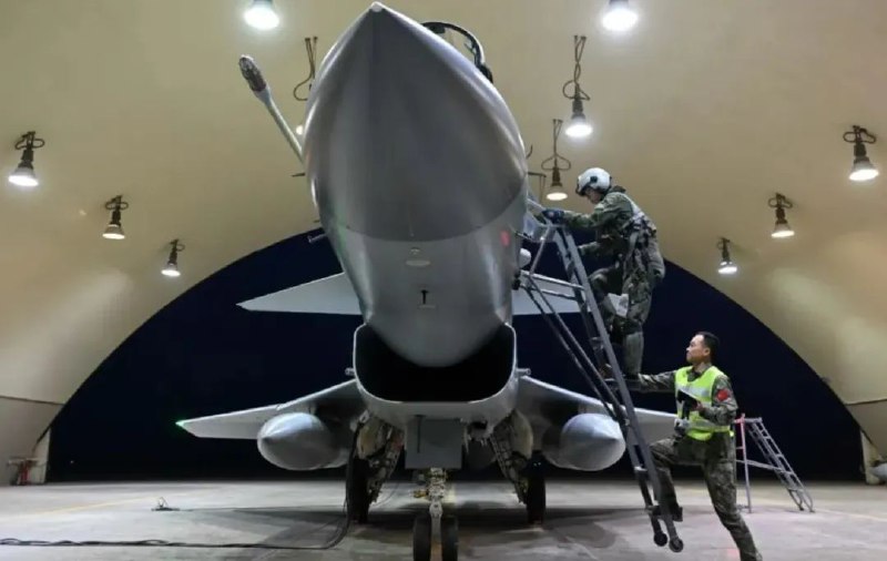 » 7、中埃战机编队飞越金字塔当地时间5月4日上午，中埃“文明之鹰-2025”空军联合训练在埃及空军某基地闭幕