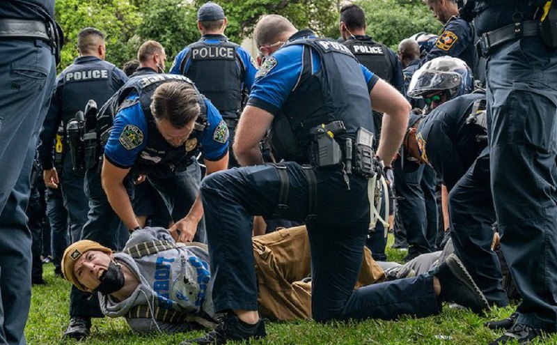 » 11. 美国反以色列抗议活动已有数百人被捕2024年4月24日，美国众议院议长迈克·约翰逊现身纽约的哥伦比亚大学校园，谴责抗议活动是“暴民统治”，必要时“将动用国民警卫队”