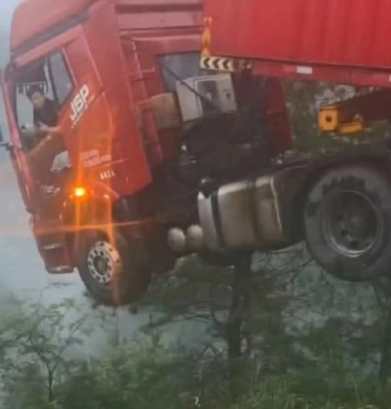 » 2、贵州高速高架桥被滑坡冲垮6月23日以来，贵州省南部、东南部出现强降雨天气过程，黔南州三都县境内厦蓉高速猴子河特大桥因持续强降雨诱发山体滑坡导致引桥发生垮塌，黔东南州榕江县城、从江县城河段出现超保证水位洪水