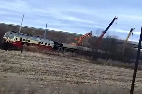 » 8. 黑龙江上月一旅客列车与工程车辆相撞脱轨，当地多人被处分10月15日3时44分，由哈尔滨东开往黑河的K5133次旅客列车（黑龙江省黑河铁路（集团）有限责任公司DF4D型4423号机车担当牵引，列车编组14辆、总重773吨、计长33.3）以71公里/小时的速度运行至北黑线孙吴北-潮水站间211公里569米处时，与从工程线溜逸脱轨侵限的工程车辆相撞，造成旅客列车机车和机后1-4位车辆脱轨，中断北黑线铁路行车10小时01分，构成铁路交通较大事故