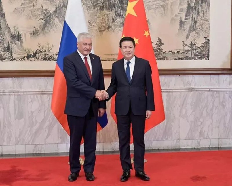 » 2.  王小洪会见俄罗斯内务部长国务委员、公安部部长王小洪12月5日在京会见俄罗斯内务部长科洛科利采夫